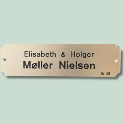 Messingskilt med navnet Elisabeth & Holger.