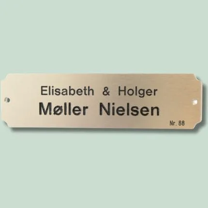 Messingskilt med navnet Elisabeth & Holger.