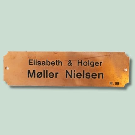 Messing dørskilt med navnet Møller Nielsen, Nr. 88