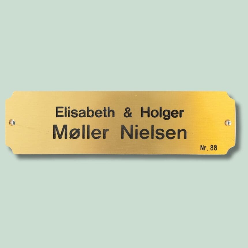 TAVLESKILT 88 - HOLGER- MESSING- GRØN Navneskilt med navne og nummer.