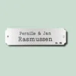 Navneskilt med teksten Pernille & Jan Rasmussen Nr. 89.