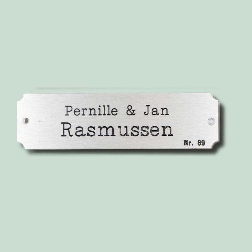 TAVLESKILT 89 -ALU - GRØN Navneskilt med teksten Pernille & Jan Rasmussen Nr. 89.