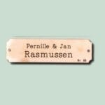 Messingskilt med navnene Pernille og Jan Rasmussen