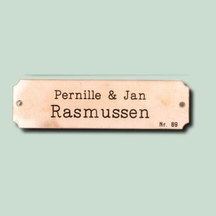 Messingskilt med navnene Pernille og Jan Rasmussen