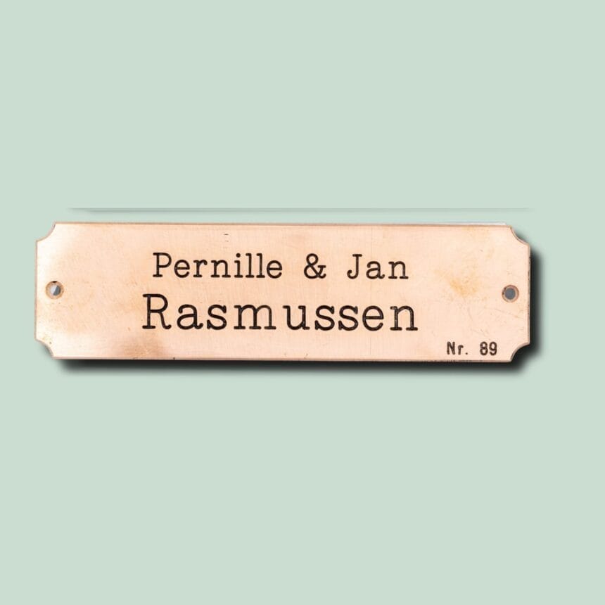 TAVLESKILT 89 - KOBBER- GRØN Messingskilt med navnene Pernille og Jan Rasmussen