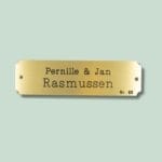 Messingskilt med teksten Pernille & Jan Rasmussen, nr. 89