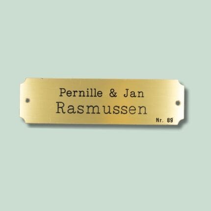Messingskilt med teksten Pernille & Jan Rasmussen, nr. 89