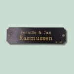 Sort dørskilt med Pernille og Jan Rasmussen, nummer 89