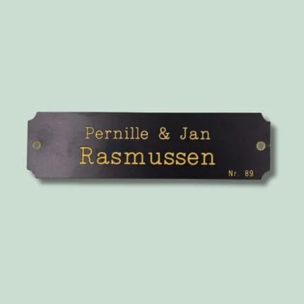 Sort dørskilt med Pernille og Jan Rasmussen, nummer 89