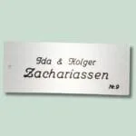 Navneskilt med navnene Ida og Holger Zachariassen.