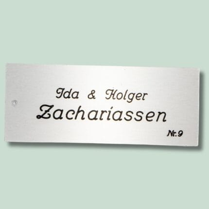 Navneskilt med navnene Ida og Holger Zachariassen.