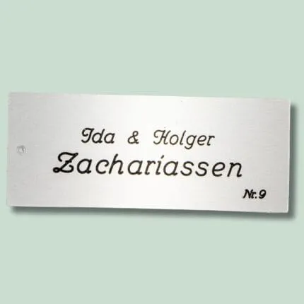 Navneskilt med navnene Ida og Holger Zachariassen.