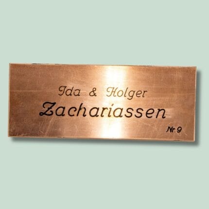 Messingskilt med navnene Zachariassen, Nr. 9