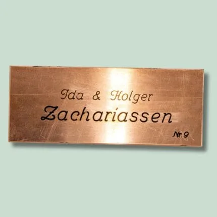 Messingskilt med navnene Zachariassen, Nr. 9