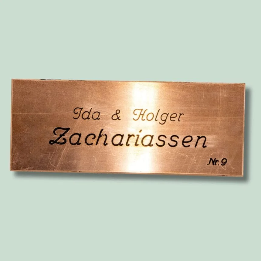 Messingskilt med navnene Zachariassen, Nr. 9