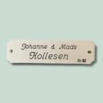 Navneskilt med navne i sort skrift