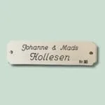Navneskilt med navne i sort skrift