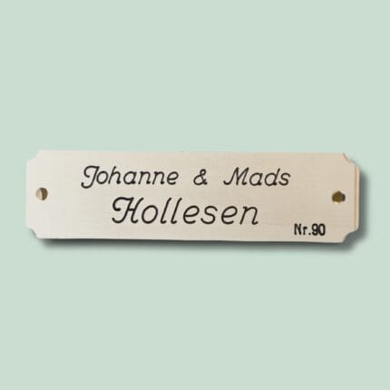 Navneskilt med navne i sort skrift