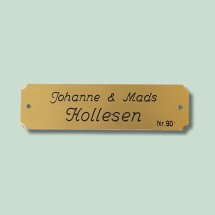 Messingskilt med navn Johanne, Mads Hollesen, Nr. 90.