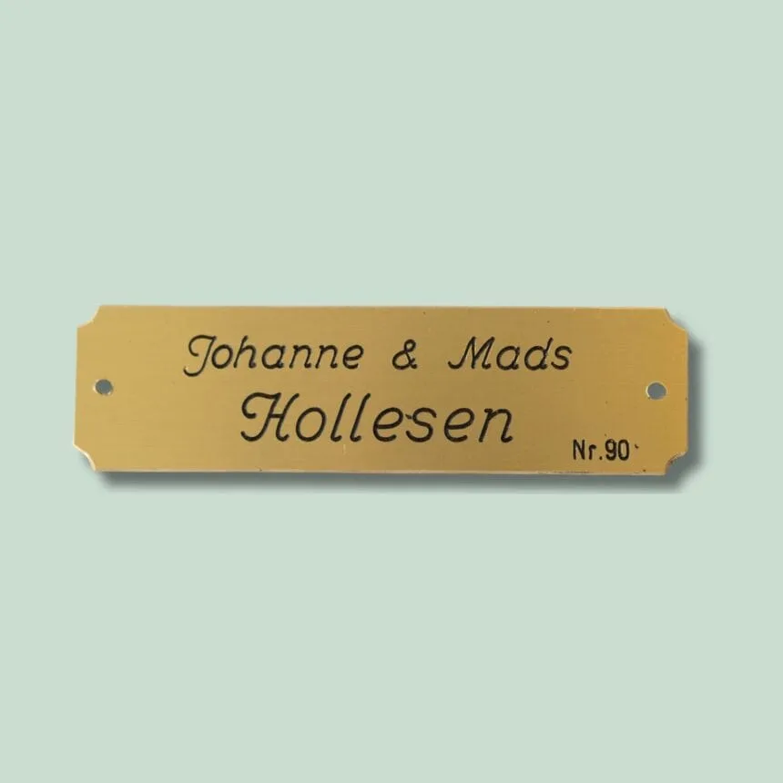 Messingskilt med navn Johanne, Mads Hollesen, Nr. 90.