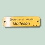 Gul dørskilt med navnene Johanne og Mads.