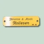 Gul dørskilt med navnene Johanne og Mads.