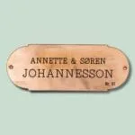 Messingskilt med navnene Annette og Søren Johannesson.