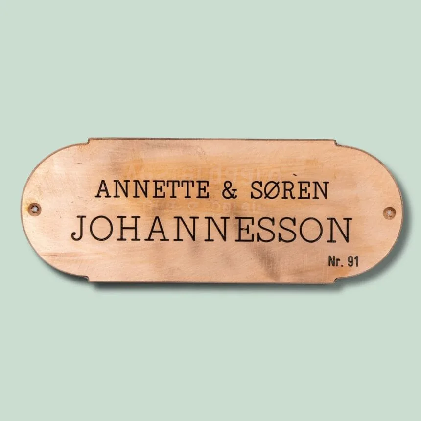Messingskilt med navnene Annette og Søren Johannesson.