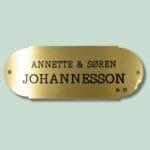 Messingskilt med navn og nummer
