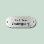 Navneskilt med navnene Ulla og Søren Vestergaard.