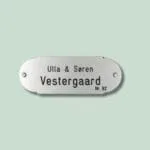 Navneskilt med navnene Ulla og Søren Vestergaard.