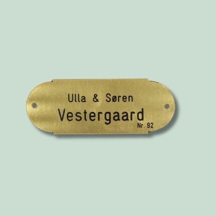Messingskilt med navne og nummer på grøn baggrund.