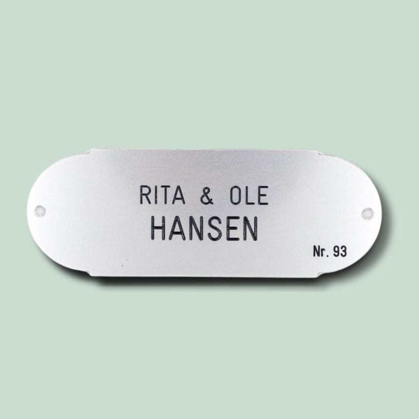 TAVLESKILT 93 - ALU - GRØN Navneskilt i metal med Rita & Ole Hansen