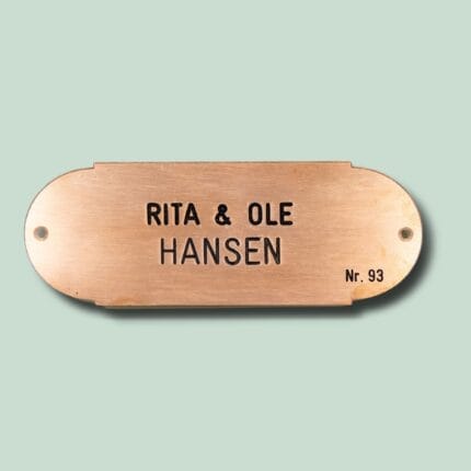 Messingskilt med navne og nummer 93.