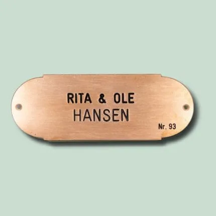Messingskilt med navne og nummer 93.