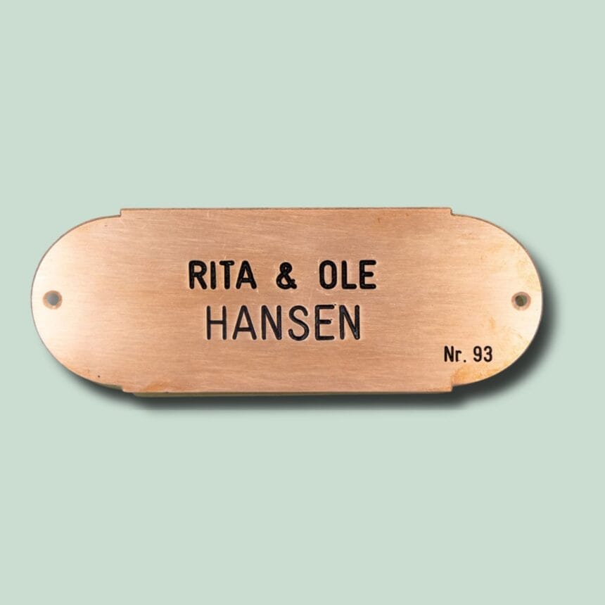TAVLESKILT 93- KOBBER - GRØN Messingskilt med navne og nummer 93.