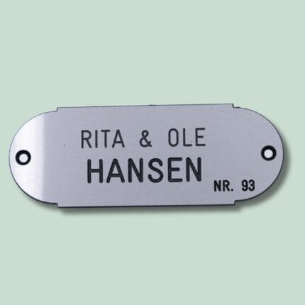 Navneskilt med teksten Rita og Ole Hansen