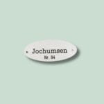 Ovalt navneskilt med teksten Jochumsen Nr. 94.