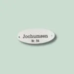 Ovalt navneskilt med teksten Jochumsen Nr. 94.