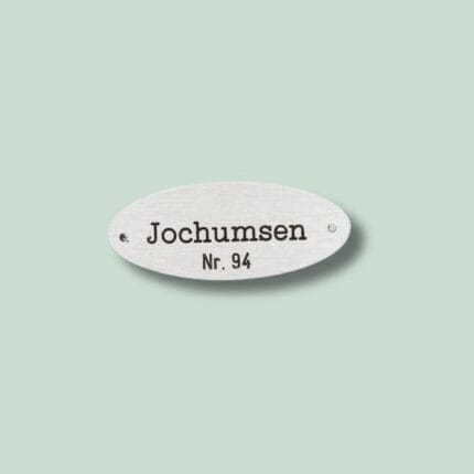 Ovalt navneskilt med teksten Jochumsen Nr. 94.