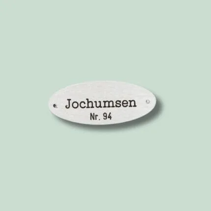 Ovalt navneskilt med teksten Jochumsen Nr. 94.