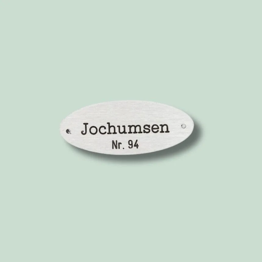 Ovalt navneskilt med teksten Jochumsen Nr. 94.