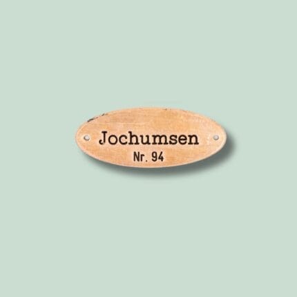Træskilt med navn Jochumsen, nummer 94.