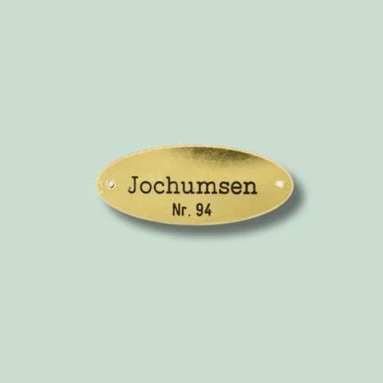 Messingskilt med navnet Jochumsen og nummer 94