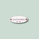 Ovalt skilt med teksten 'Jochumsen Nr. 94'.