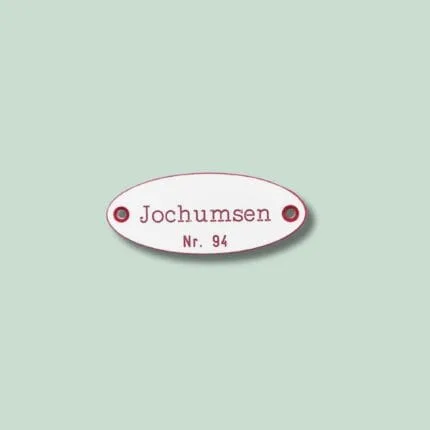 Ovalt skilt med teksten 'Jochumsen Nr. 94'.
