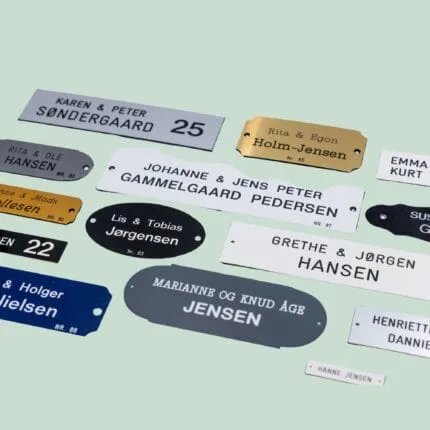 Navneskilte i forskellige former og materialer