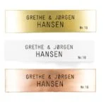 Tre navneskilte i forskellige materialer.