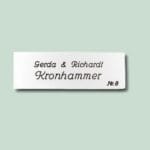 Navneskilt med Gerda og Richardt Kronhammer
