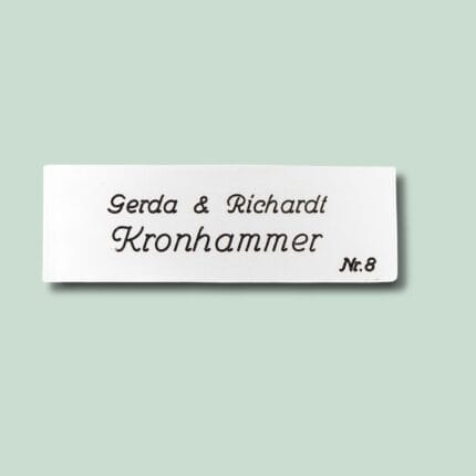 Navneskilt med Gerda og Richardt Kronhammer